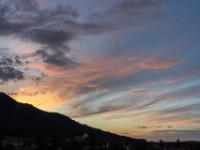 Rötlichorange leuchten Wolkenschleier am Abendhimmel